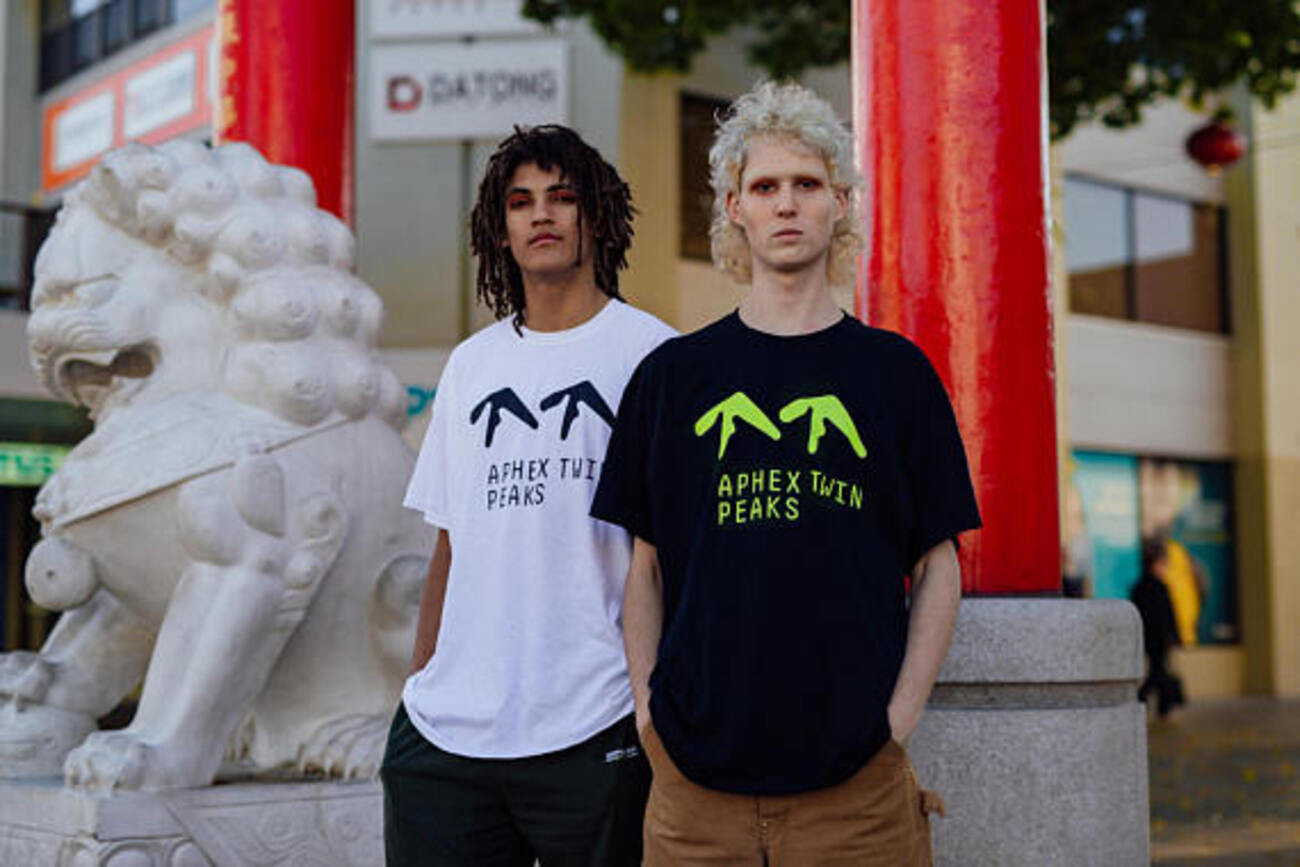 Aphex Twinとツイン・ピークスをマッシュアップしたTシャツ「Aphex 