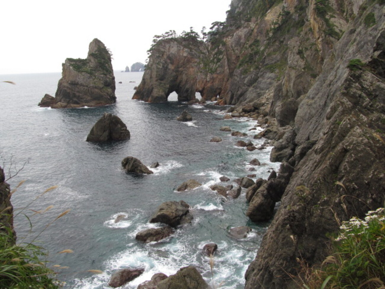 北山崎、ひとりぼっちの波打ち際展望台 - くるももの散歩道はどこまでも