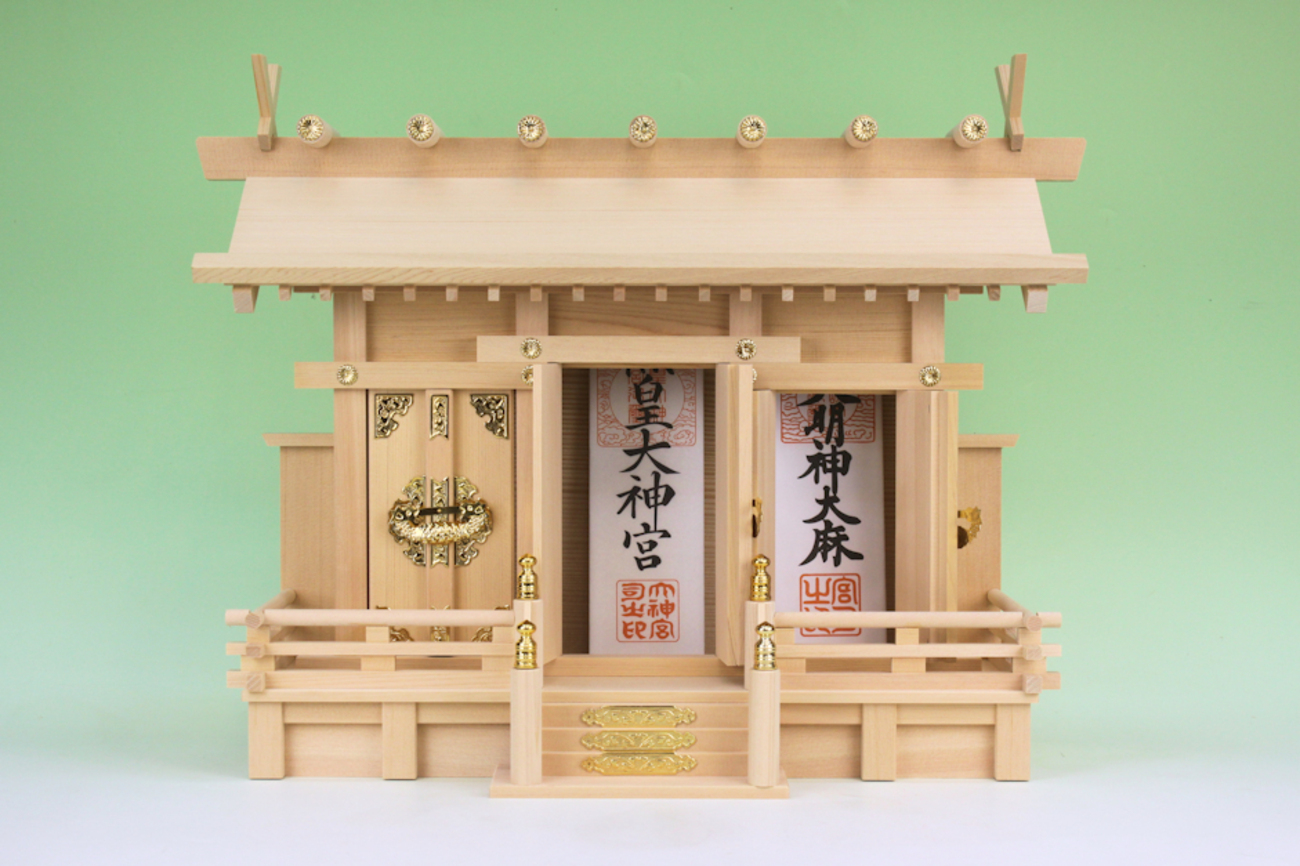 伊勢神宮の頒布大麻を神棚に入れたときの参考 屋根違い三社・通し屋根