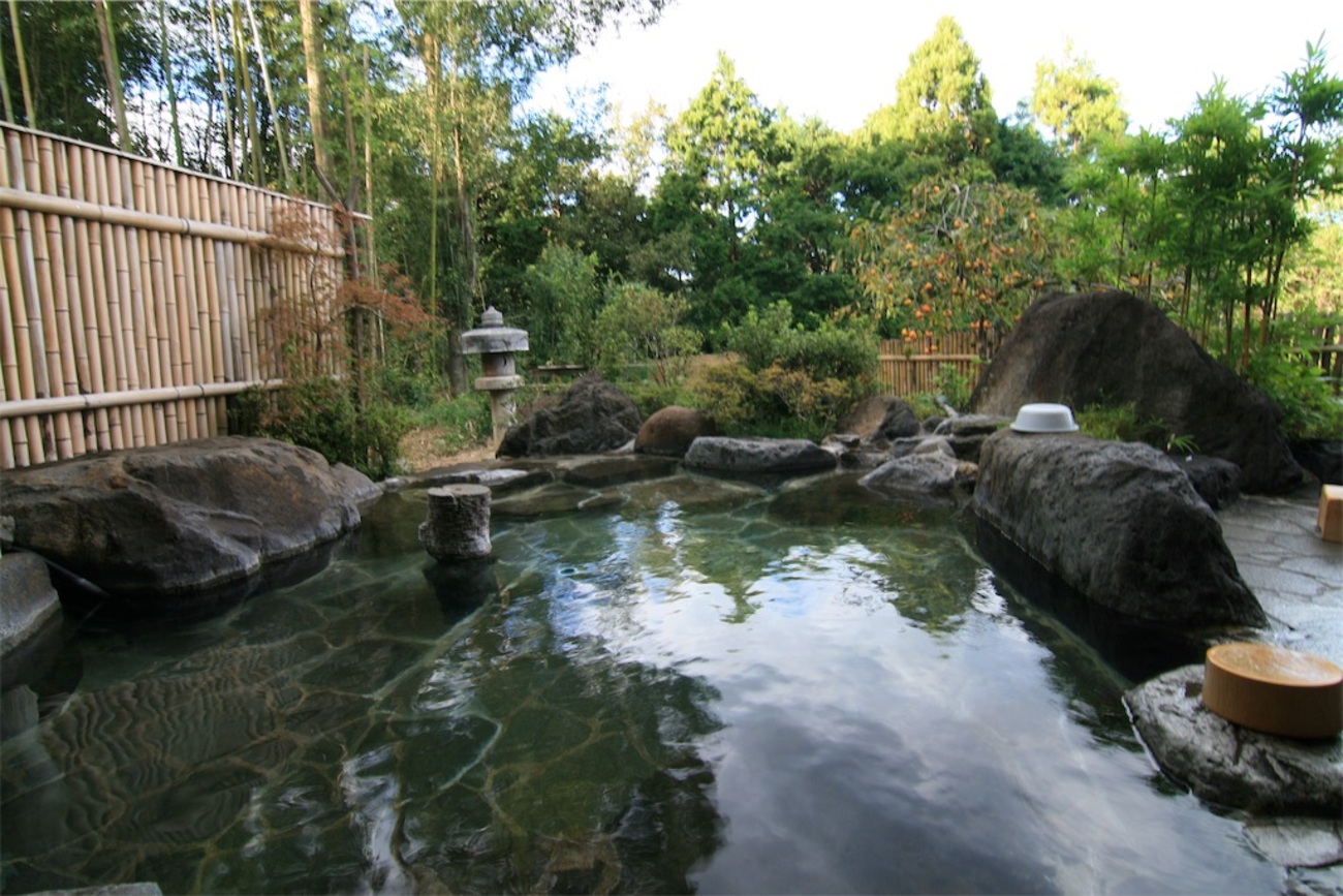 tokyo-hot 　杜　泉 由布市】ゆの杜 竹泉～のんびり長湯！のどかな露天風呂 - おんせん県で週末温泉生活