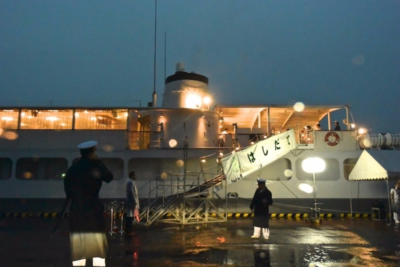 海の上の迎賓”艦”〜特務艇「はしだて」洋上懇談会 - ネイビーブルーに恋をして