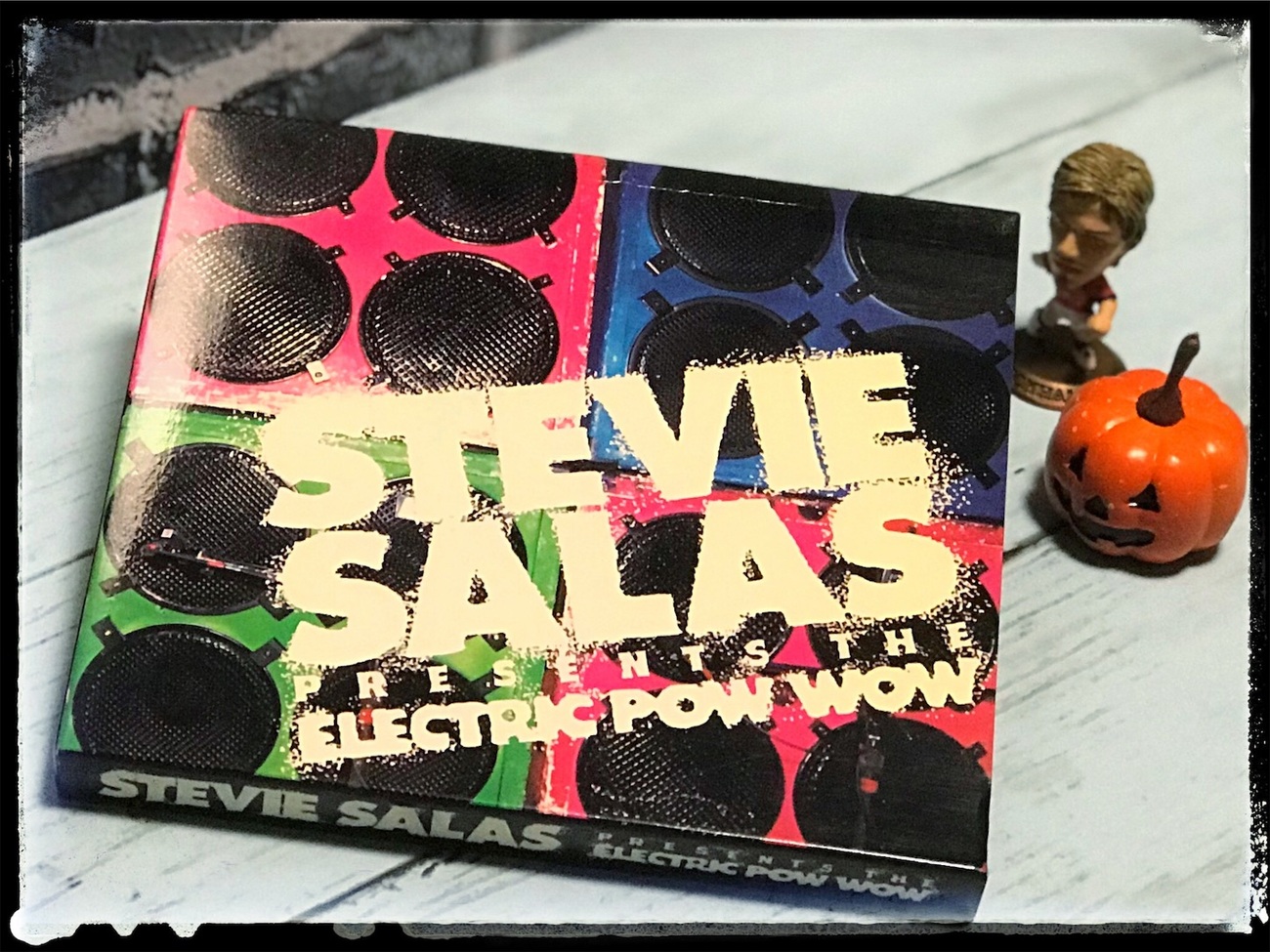 1993年『Stevie Salas presents The Electric Pow  Wow』（スティーヴィー・サラス・プレゼンツ・エレクトリック・パウワウ） - 60sec STEREo