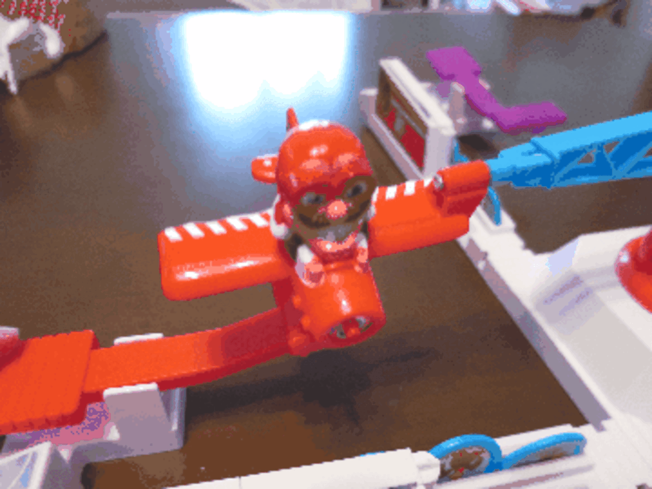 飛行機の動きをコントロールしてコインを落とし合おう。白熱アクションゲーム「くるりんパニック／クレイジープレーン（Looping  Louie）」【1994年ドイツキッズゲーム大賞】 - 親子ボードゲームで楽しく学ぶ。