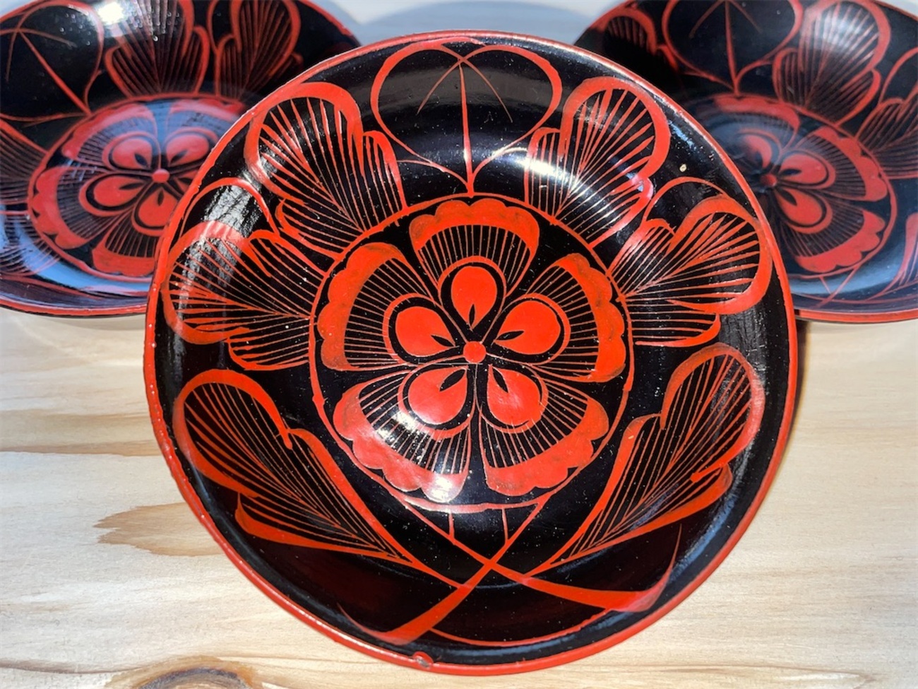 描かれているのは何の花？「吉野塗り（よしのぬり）」の謎。 - 器と 