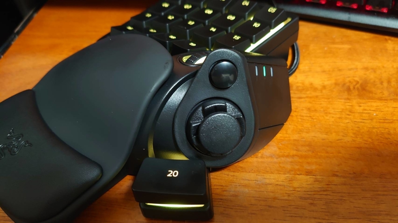 美品 RAZER ゲーミングキーパッド TARTARUS V2 Amazon | Razer Tartarus V2：32プログラム可能キー - 取り外し