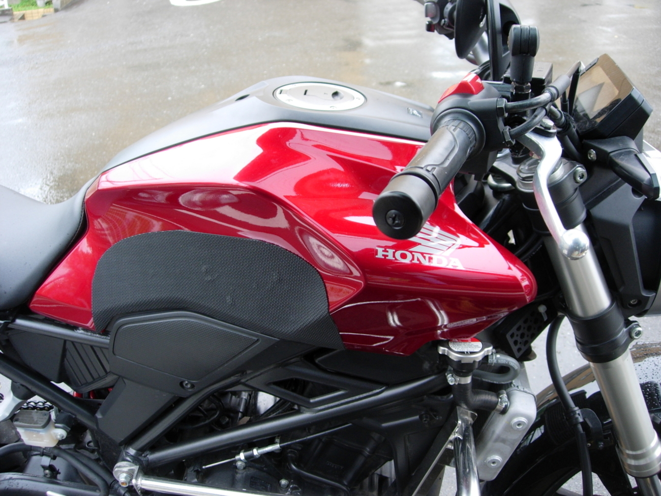 バイクのタンクパッドを1000円で自作しよう！ - ホンダ「CB250R」を10