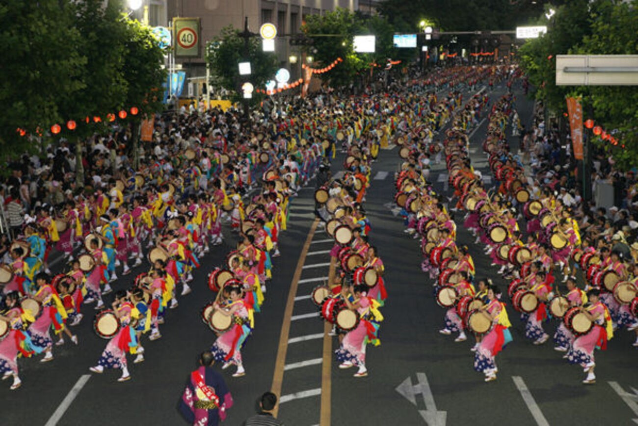 盛岡さんさ踊り2026完全ガイド｜日程・出演順・無料駐車場と穴場席 