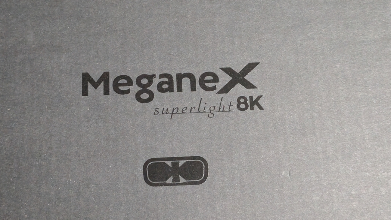 ほぼ未使用 MeganeX superlight メタバース原住民が『MeganeX superlight 8K』をレビュー 8K有機EL対応