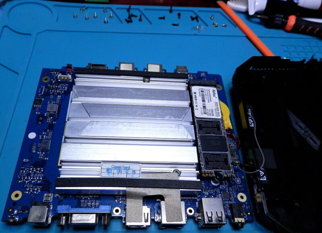 PC「CHUWI ミニPC HeroBox 8GB+256GB SSD Celeron J4125」分解 