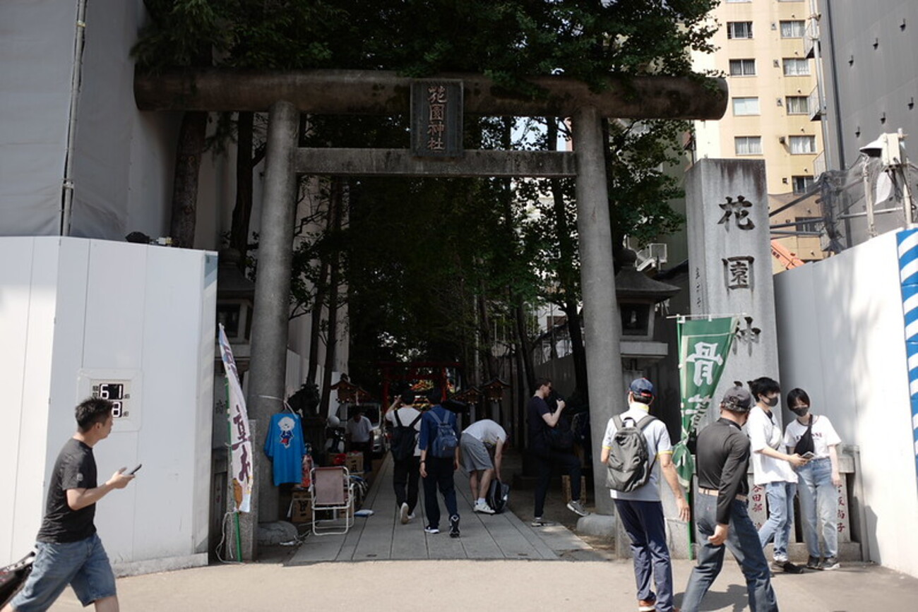 以前、モノクロームな『新宿センター街思い出の抜け道』だったので