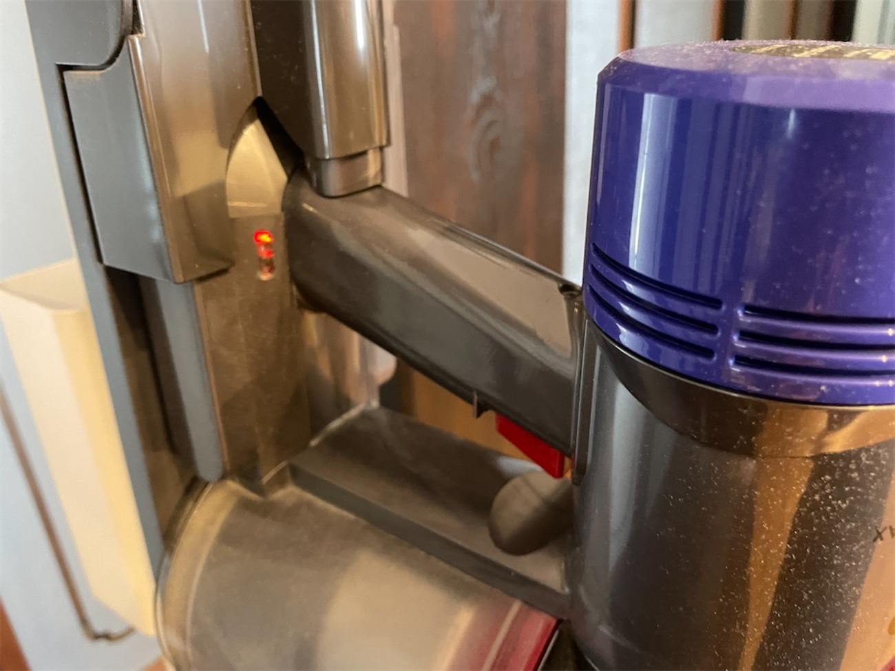 Dyson 掃除機 v8fluffy 充電済 梱包済 すぐ発送できます 楽天市場】ダイソン Dyson V8 Slim Fluffy 掃除機 コードレス