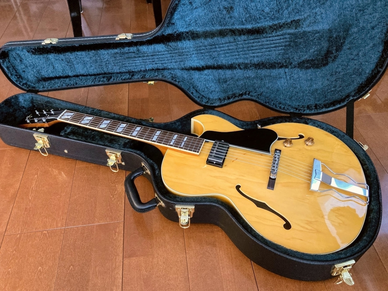 Archtop Tribute AT105Mっていうジャズギター（フルアコ）を買いました 