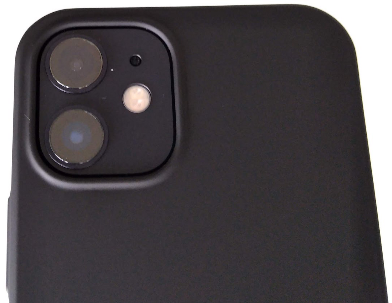 iPhone 12 miniの超薄型ケースレビュー 。わずか14.5gでゴムのような 