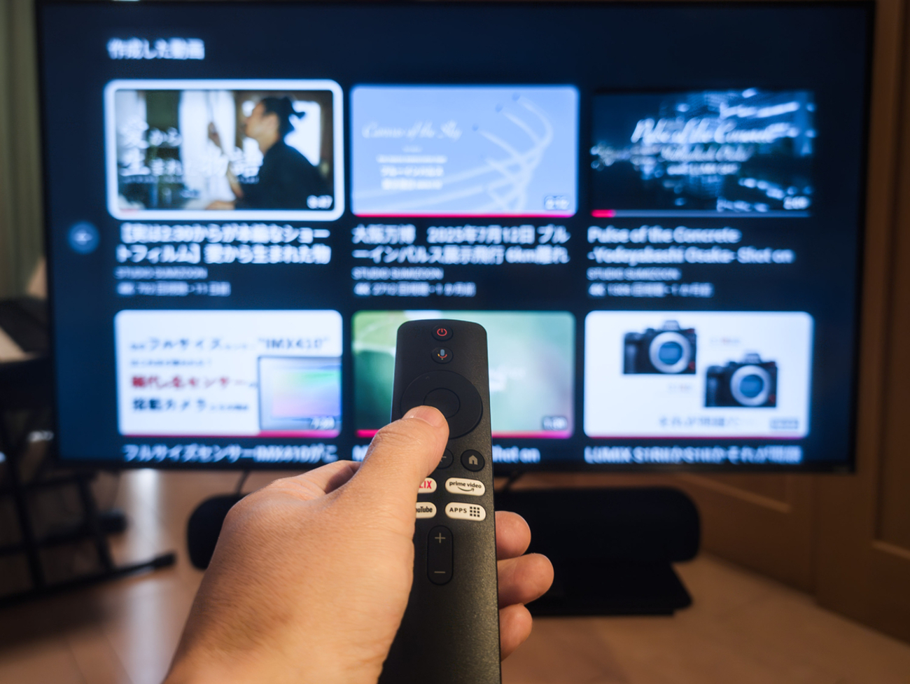 テレビに向けてリモコン操作すると世代がわかる - とあるビデオ