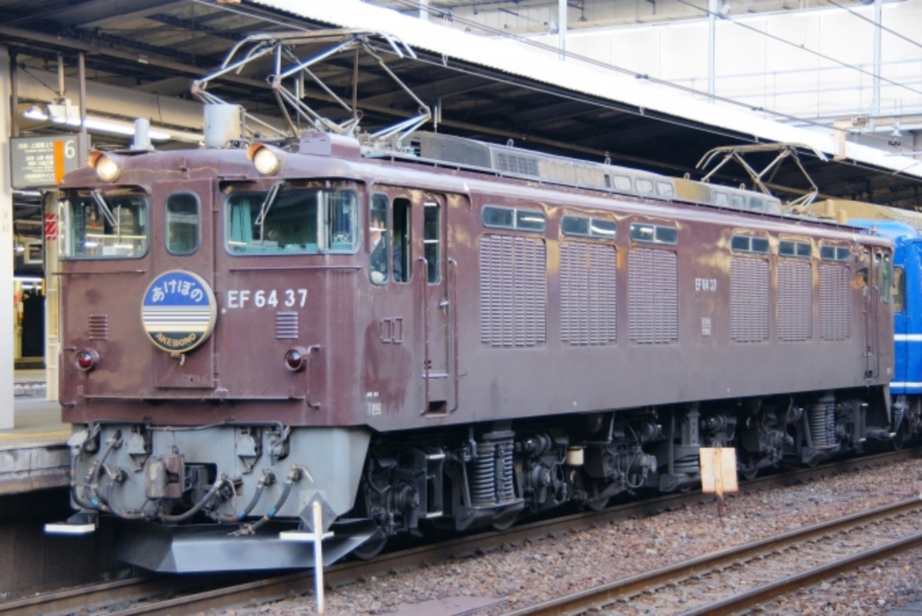 ef64 0番台で茶色の機関車が登場したのはどんな理由からか？ - 本棚の