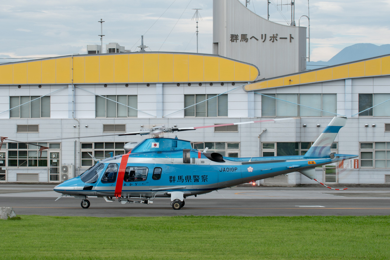 本物ヘリコプター後部羽とローター 1280px-AAK-