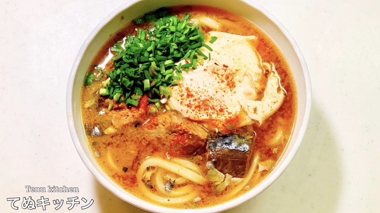 サバの味噌煮缶と冷凍うどんで作る！めちゃ旨『鯖の味噌煮込みうどん