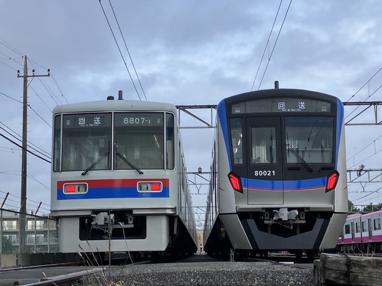 京成松戸線くぬぎ山車庫で京成標準色80026と8807の横並び光景
