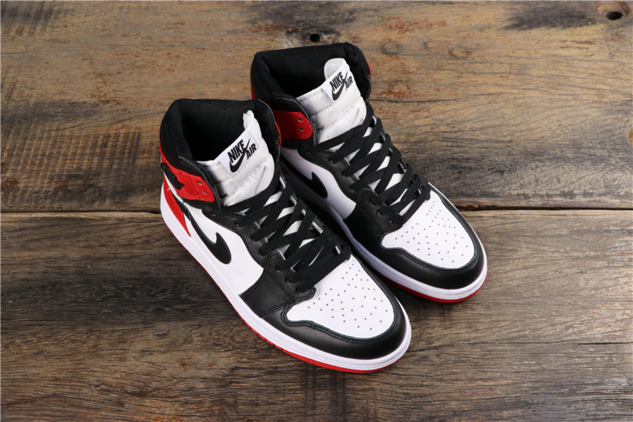 発売したのか？ NIKE AIR JORDAN 1 RETRO HIGH “SATIN BLACK TOE 