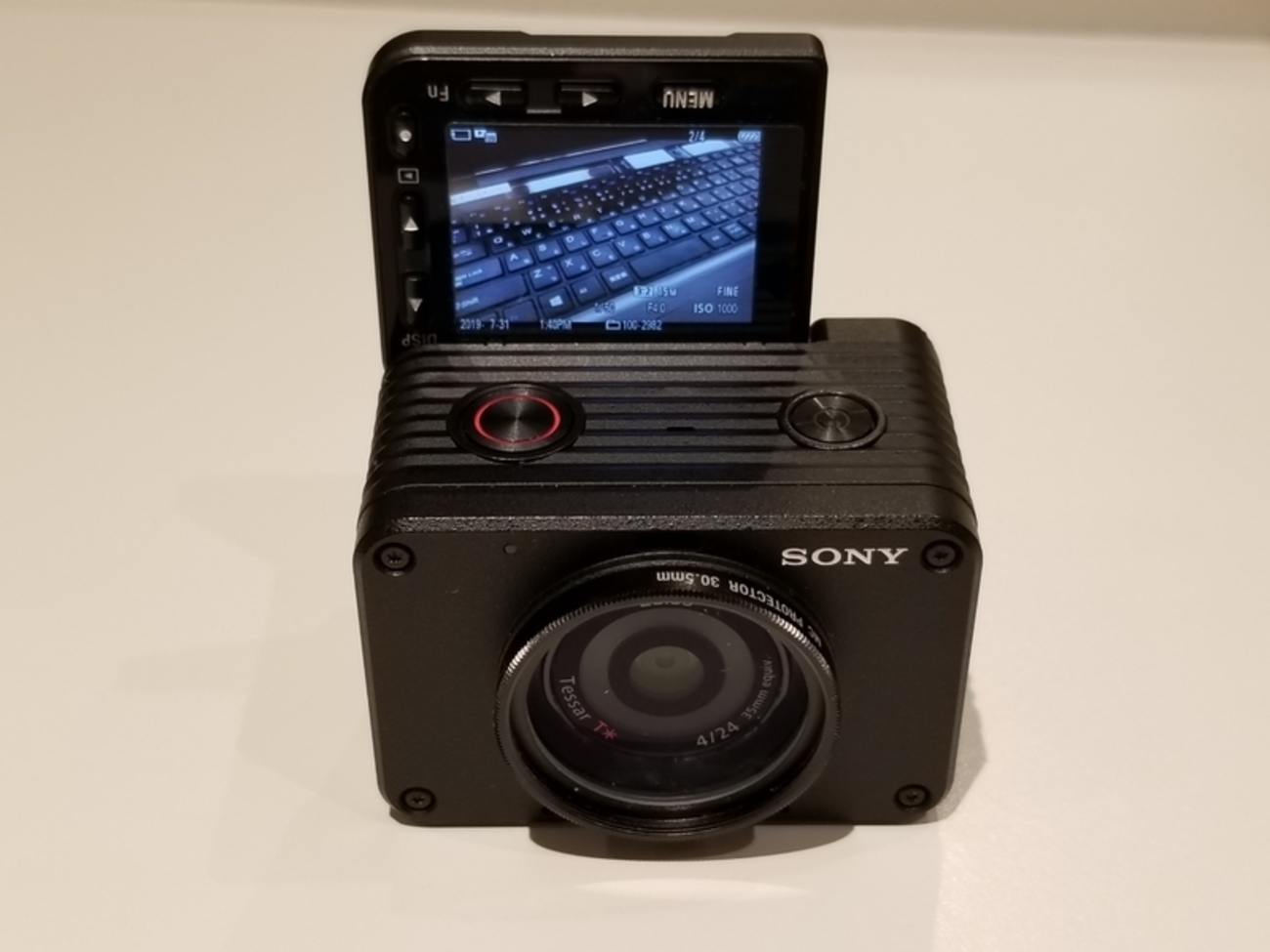 RX0 II】胸ポケットに入る4Kカメラは、近接撮影、ティルト液晶で 