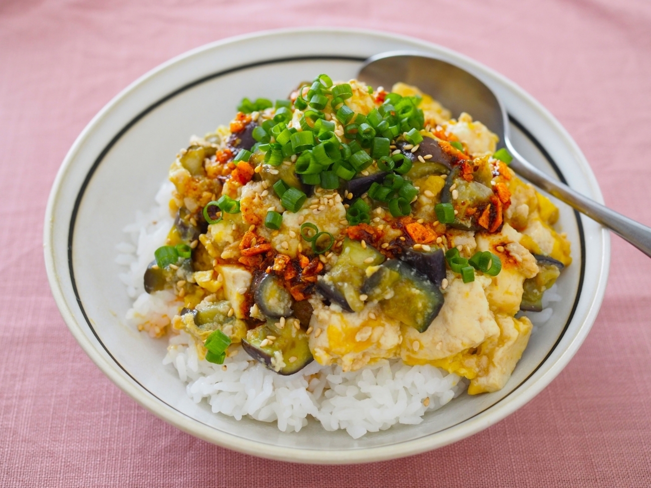 レンジで作るのに、たんぱく質1/2日分。「なすと豆腐の中華うま煮風丼」 - メシ通 | ホットペッパーグルメ