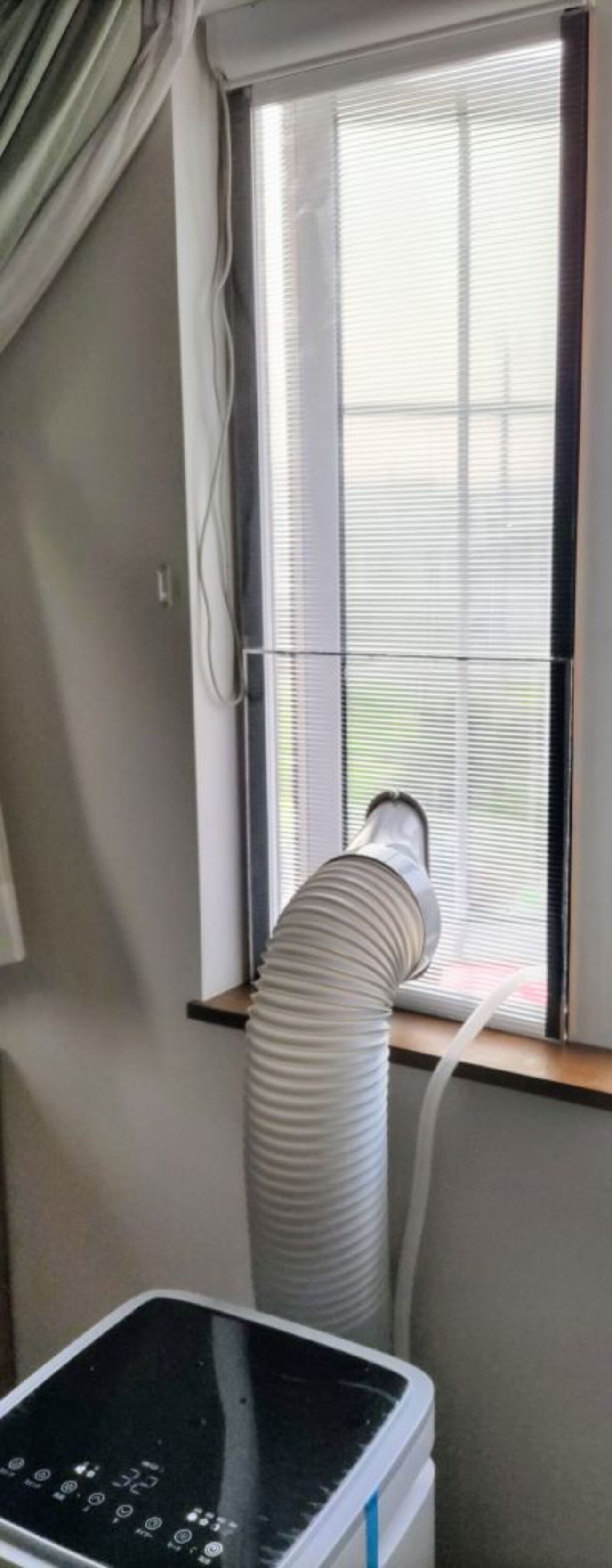 外開き窓にスポットクーラーの排気パネルをDIY 作り方のヒント - 50代 