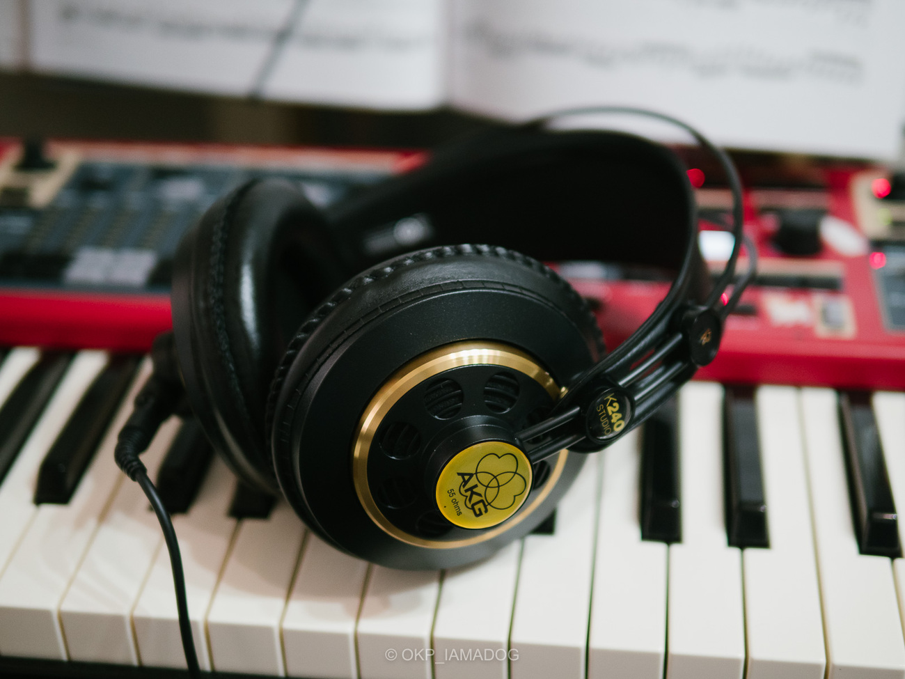 楽器演奏に音楽観賞：AKG K240 Studioは周囲の音がよく聴こえる