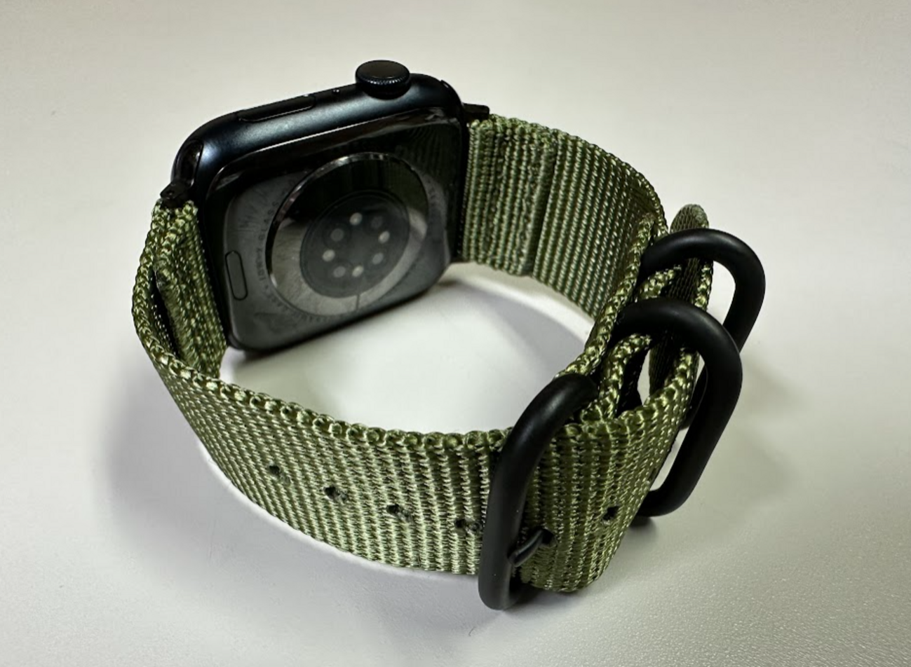 NATOバンドを付けてApple Watch Series8をミリタリーテイストにする