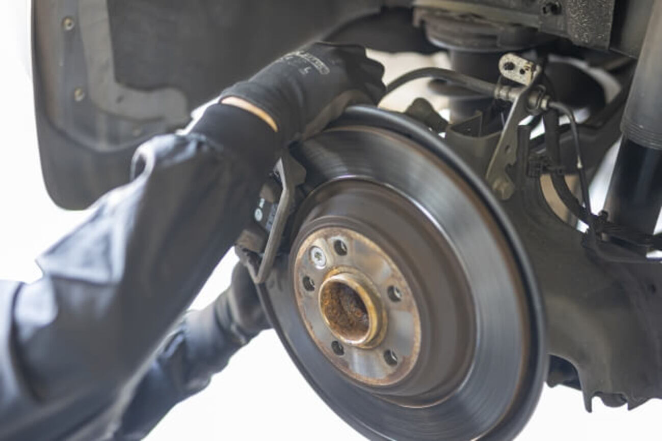 素人ローター ブレーキパッド交換費用の目安と交換時期について整備士が解説 - 新車情報の車ニュースを配信中 - 中古車のガリバー