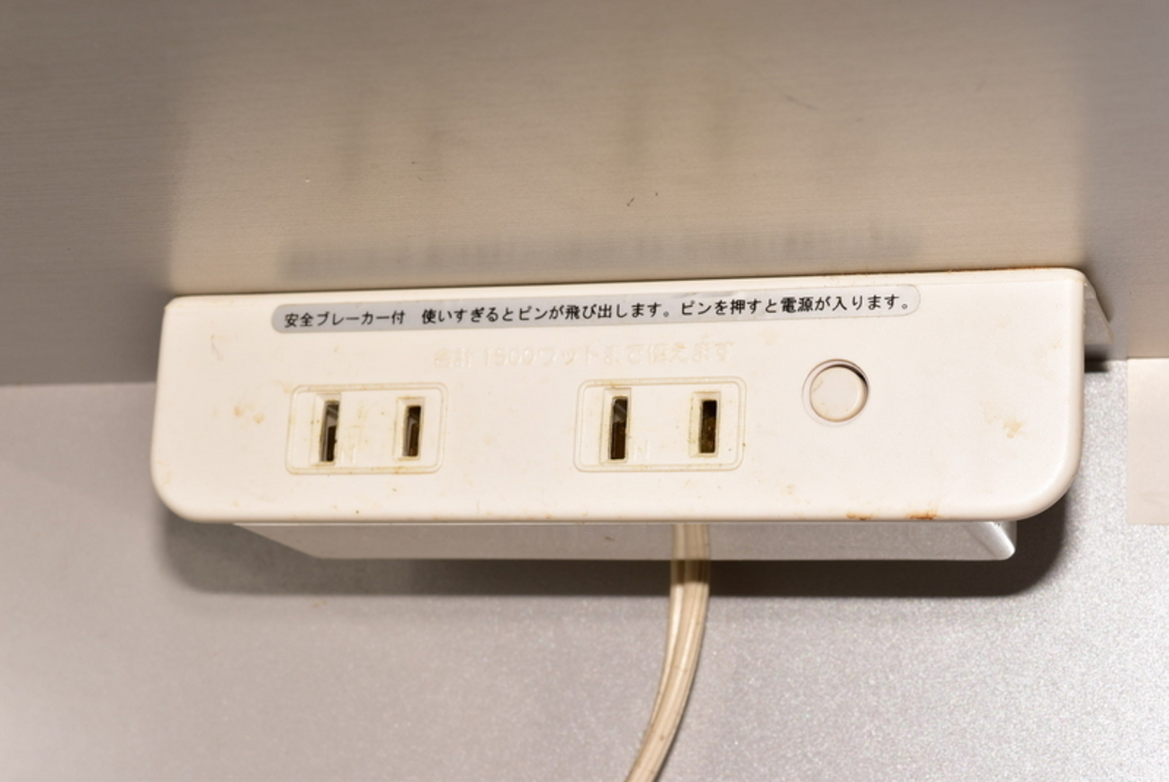食器棚に付いているコンセントの安全ブレーカーが頻繁に作動するから 
