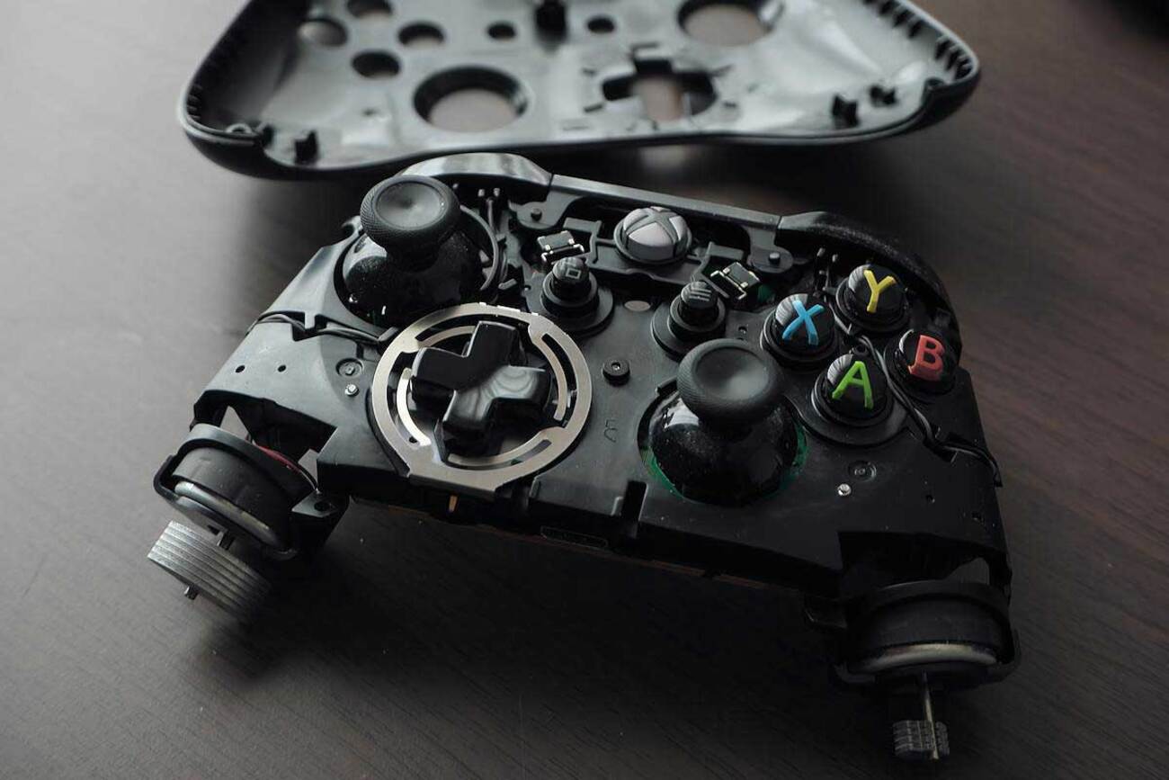 Xbox One コントローラーを分解してトリガーの不調を修理 - XBOX ONE X 