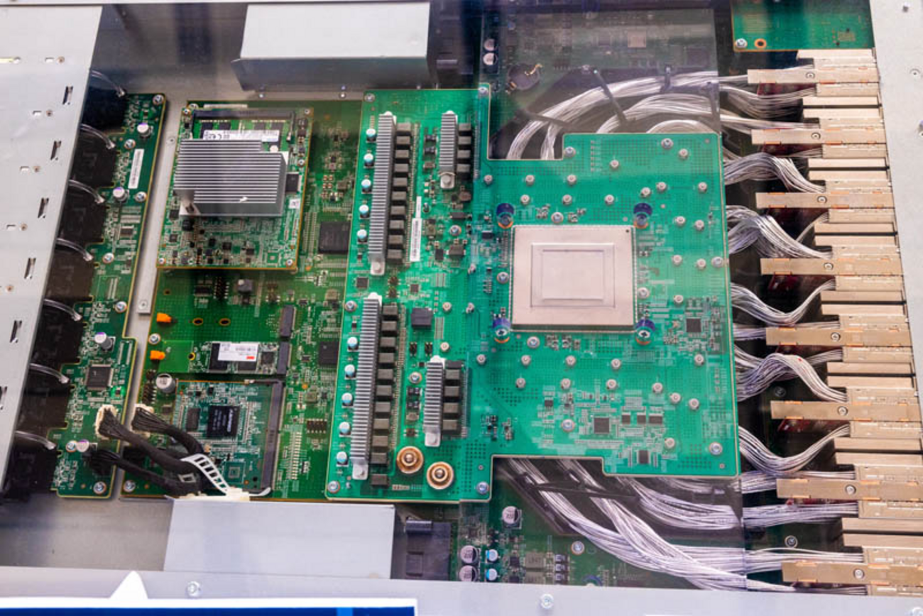 Broadcom Tomahawk 5搭載Switch - Vengineerの妄想
