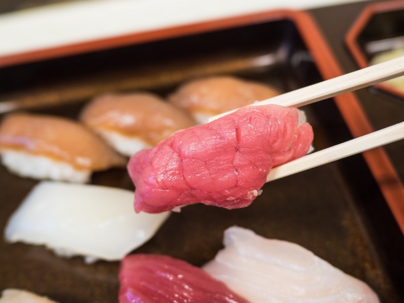 意外に淡泊？小笠原諸島のレア料理、ウミガメ肉のお寿司を食べてきた 