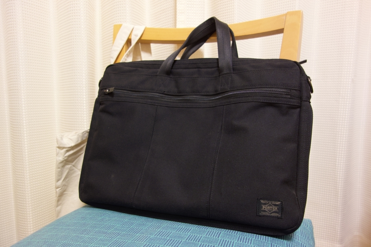 PORTER TANKER RUCKSACK 622-09312のサイドのジップからMacBook Pro 13 