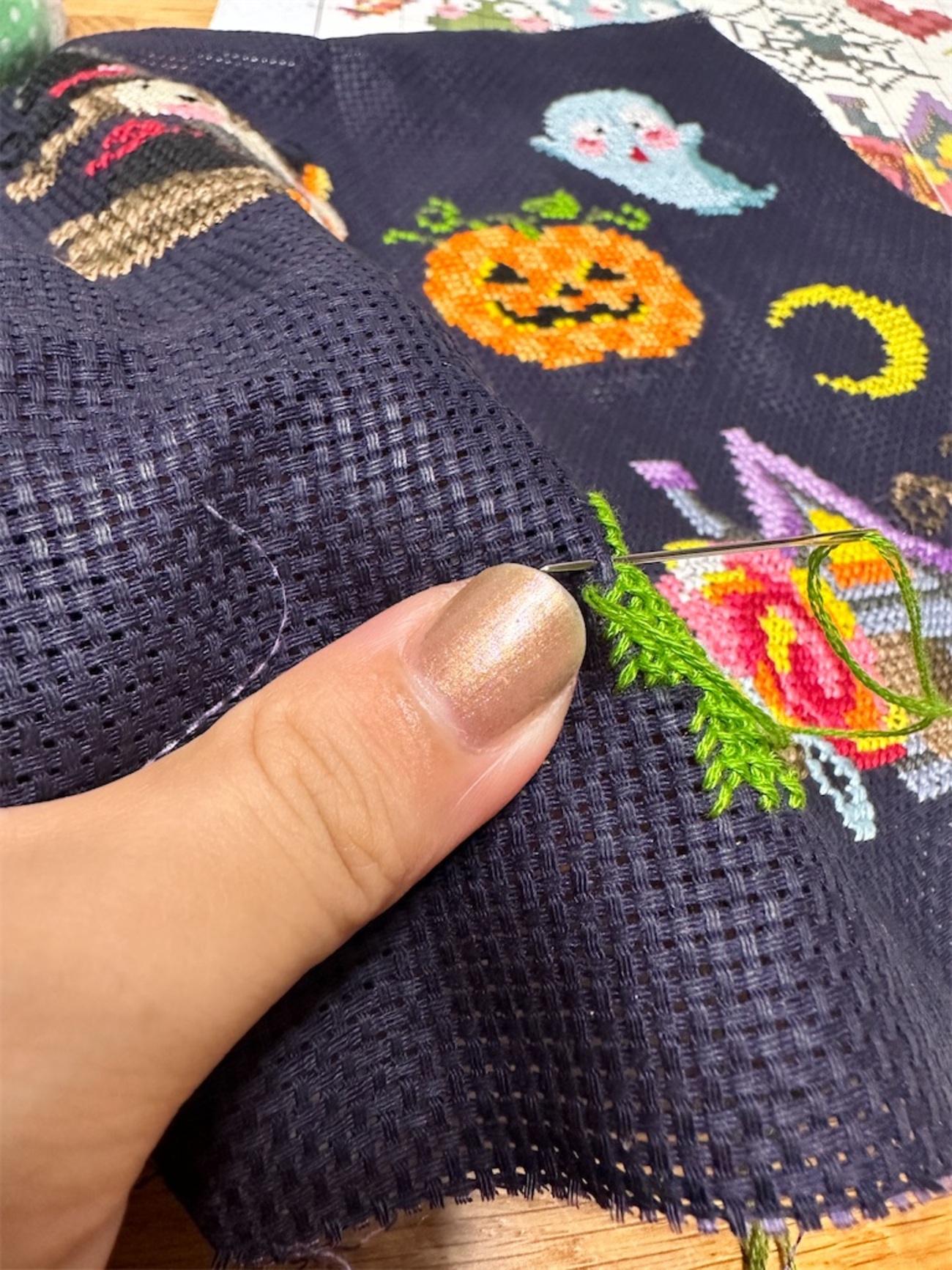 “ハロウィンの魔法使いサンプラー” クロスステッチ 完成品 (サモ゙イロフ) ハロウィン クロスステッチ完成品 - メルカリ