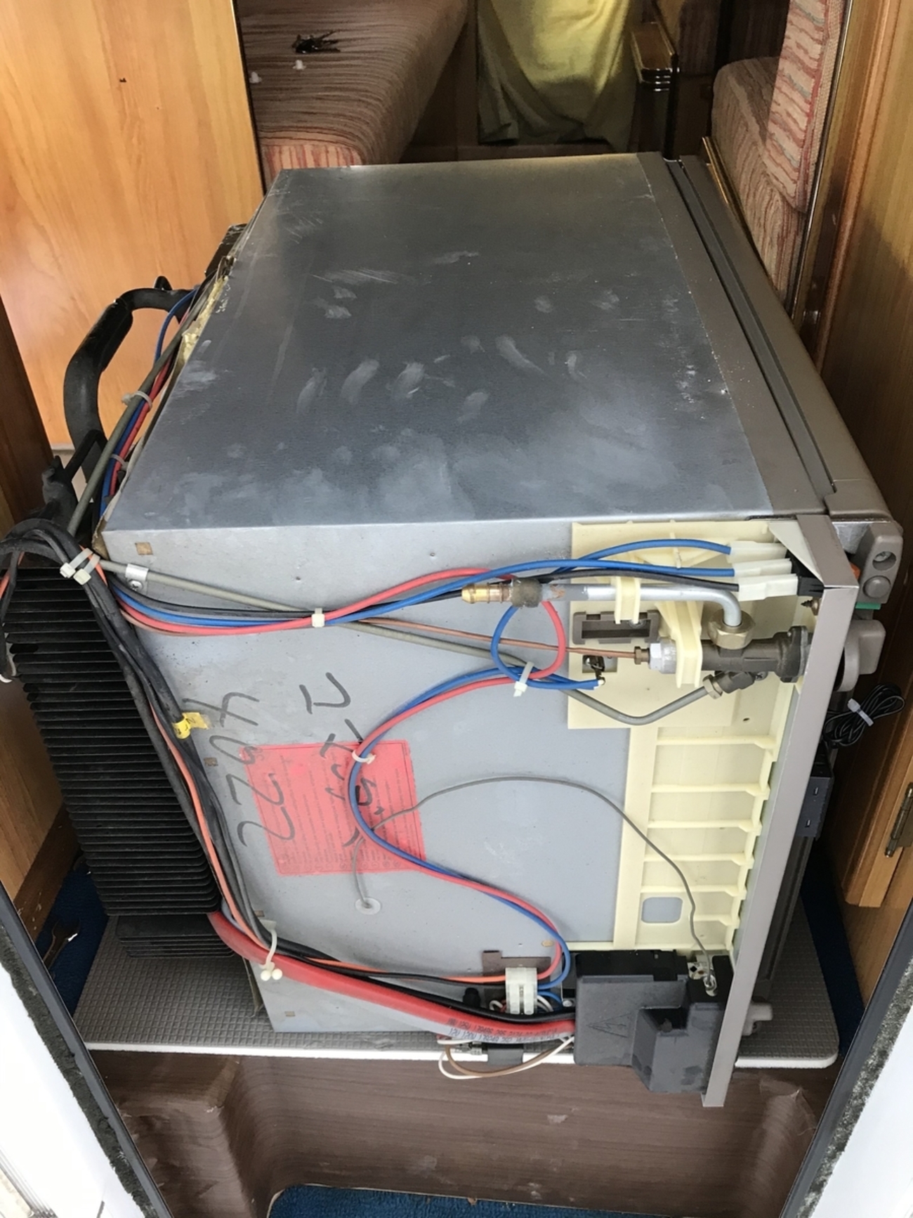 エレクトロラックス製3WAY(3ウェイ)冷蔵庫の修理① - キャンピングカー 