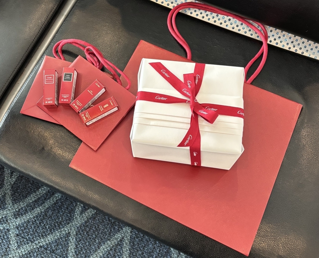 Cartier 赤いギフトバッグセット 羽田空港第3ターミナルの免税店にてカルティエの時計(ベニュワールミニ