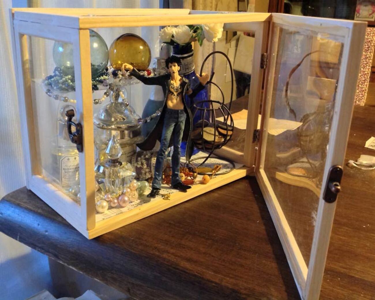 100均自作ケースの中に、蚤の市戦利品と100均雑貨とフィギュアをおしゃれに飾る - 気を楽にしろ、粗忽屋