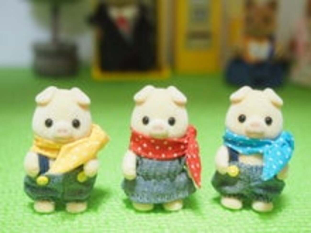 三匹の子豚とスリコの木 - 小さな世界
