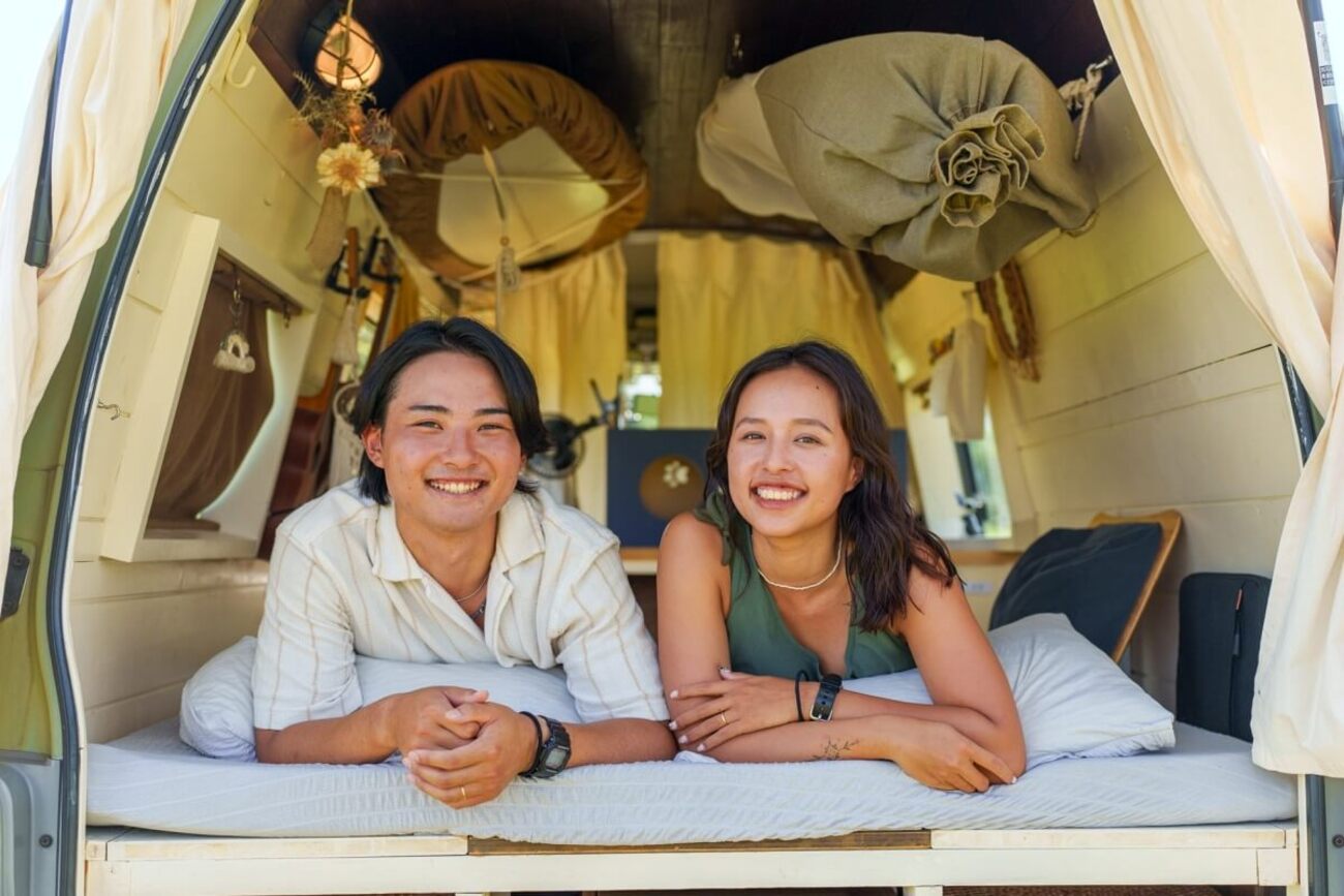 ちゃんじろー夫婦】キャラバンを車中泊カスタム！自作キャンピングカー