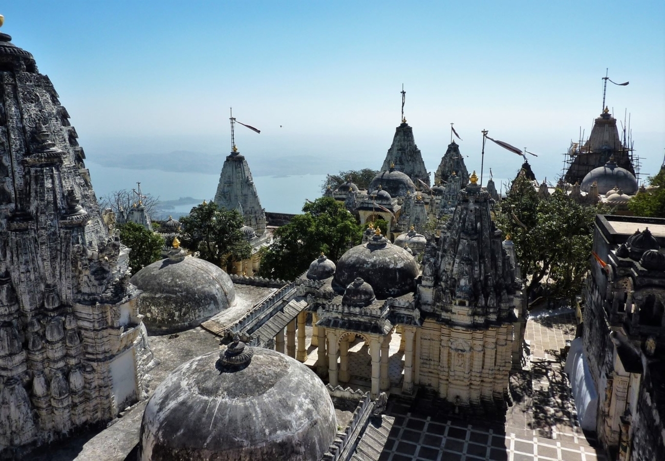 天空の城塞寺院都市：パリタナ・シャトルンジャヤ - 「インド万華鏡