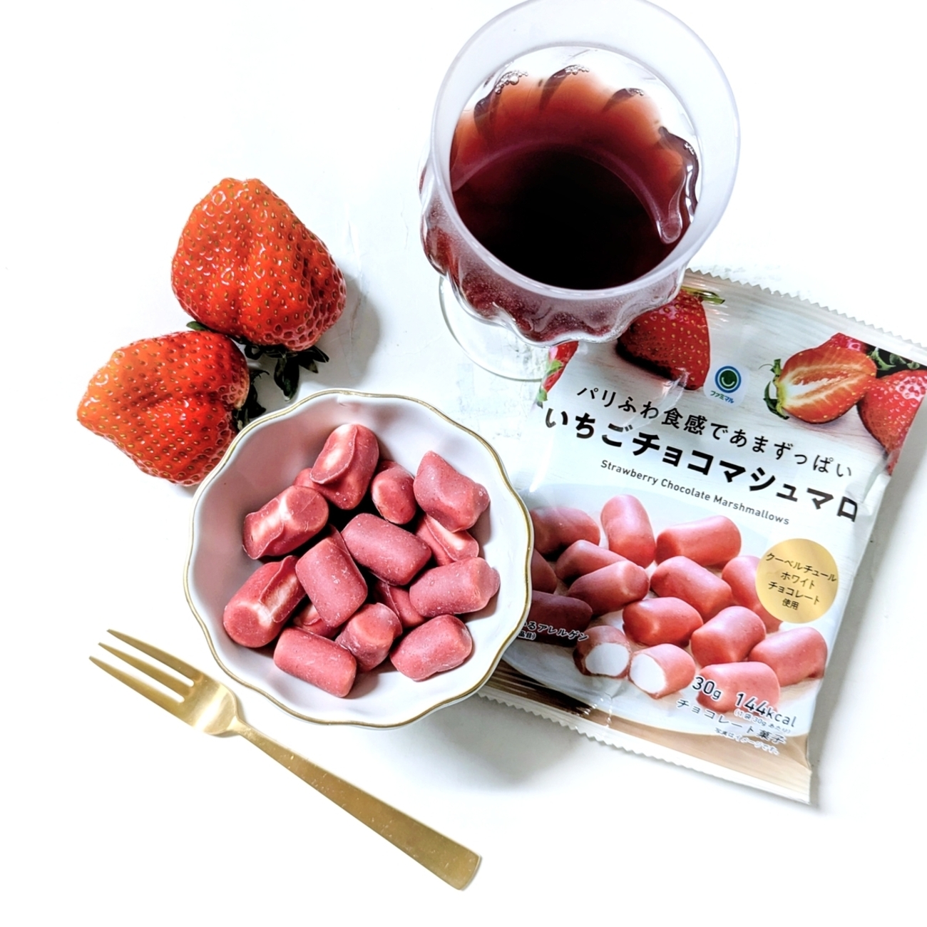 ファミマ｢パリふわ食感であまずっぱい いちごチョコマシュマロ