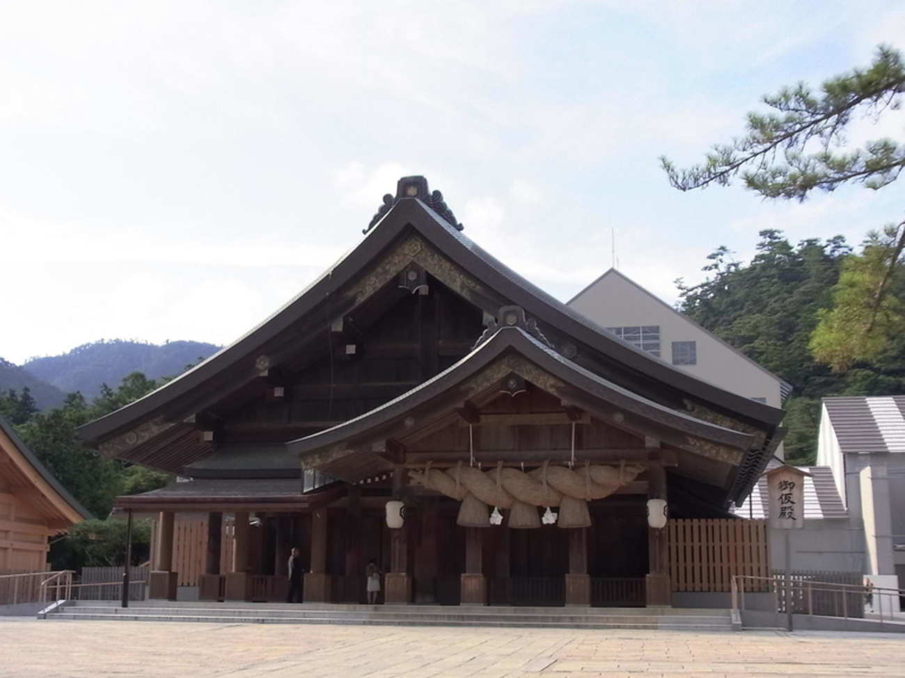 出雲大社へ。しめ縄に投げ入れられたお金の回収 - きれいごとでいこう！