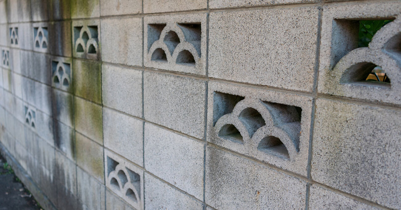 ブロック塀撤去にかかる費用の相場は？撤去すべきブロック塀の特徴や撤去の流れ、解体工事業者の選び方などを解説 - 【SUUMO】住まいの売却ガイド