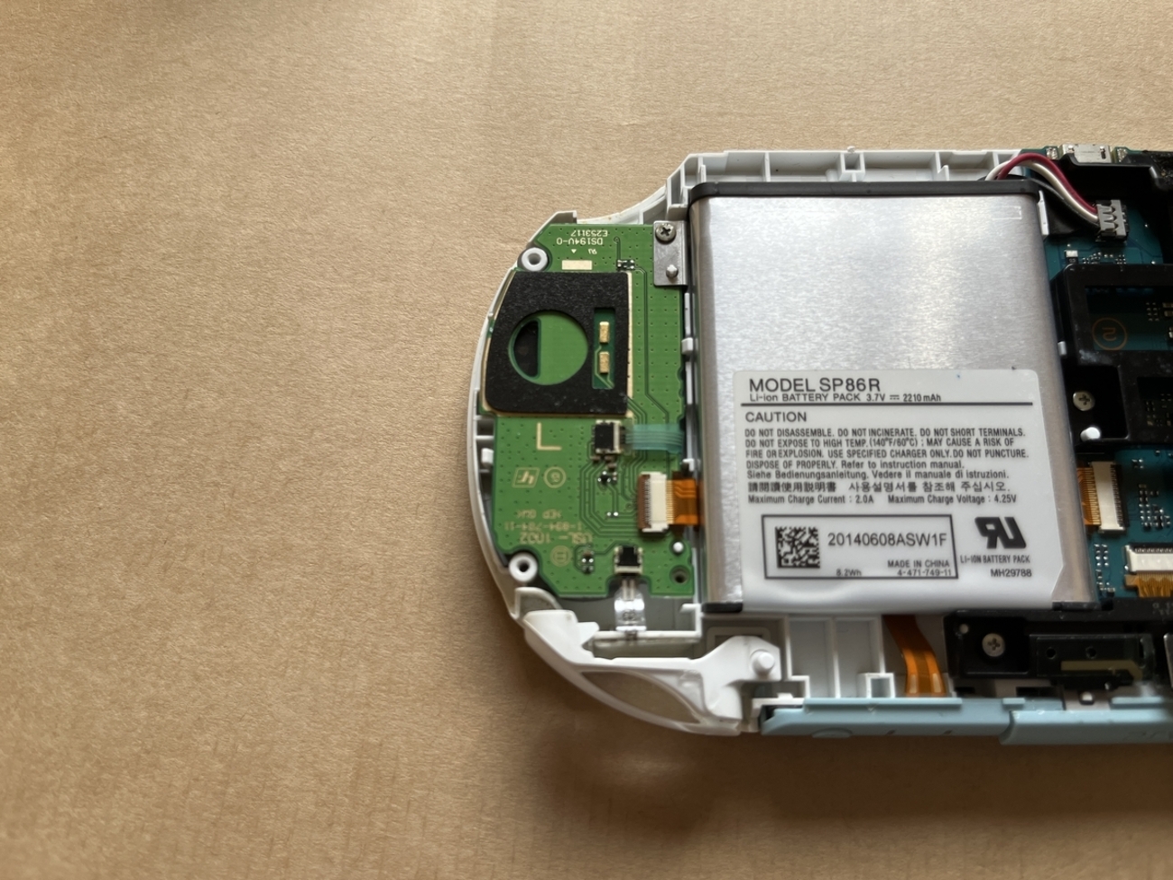 PS Vita PCH-2000の方向キーが効きにくかったので基板をAmazonで購入し 