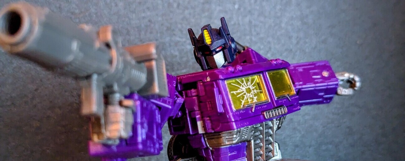 Transformers Generations Selects WFC-GS17 Shattered Glass Optimus 