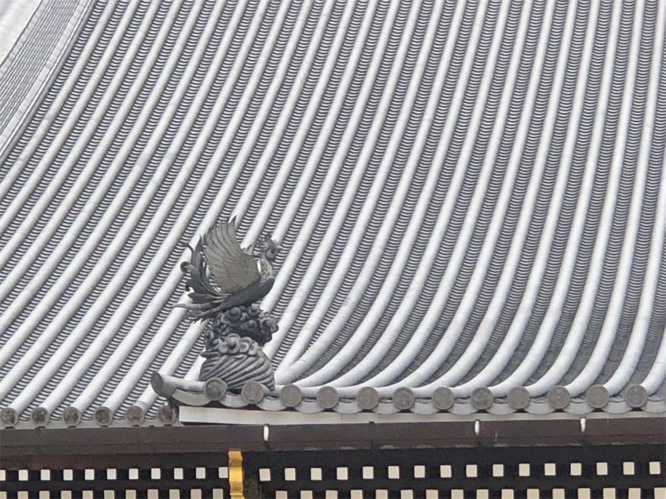 建物の規模によって瓦の大きさは変わります。大きい建物には大きい瓦が 