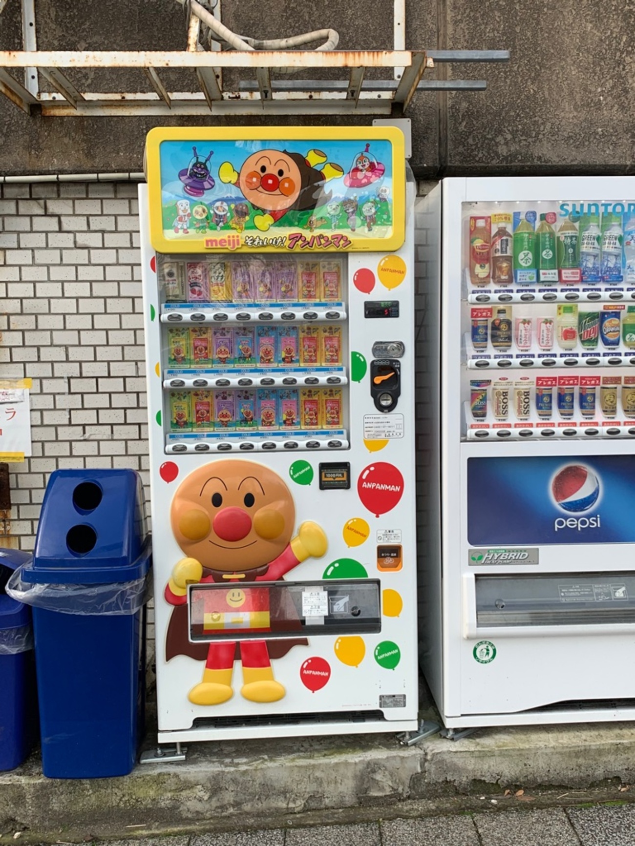 明治 アンパンマン自販機+成形トップボード - 自動販売機の販売促進事例