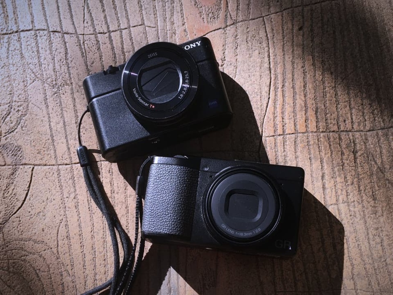 RICOH GR III（GR3）とSONY RX100Ⅲ（RX100M3）を同じ場所から撮影 