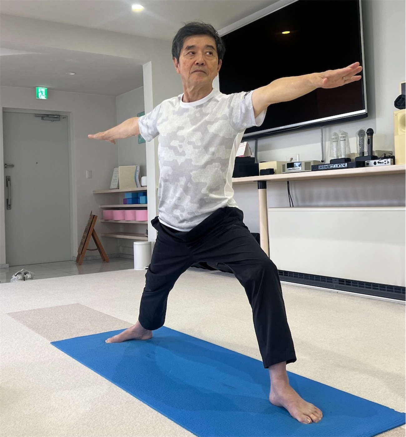 ヨガ「鋤（スキ）のポーズ）」。学芸大で橘川さん、トッくんたちと 